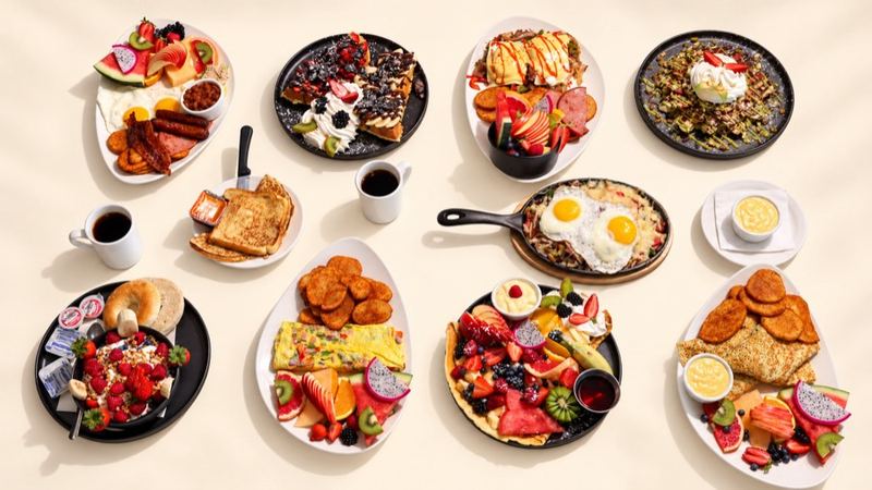 Huit assiettes du menu déjeuner vues de haut